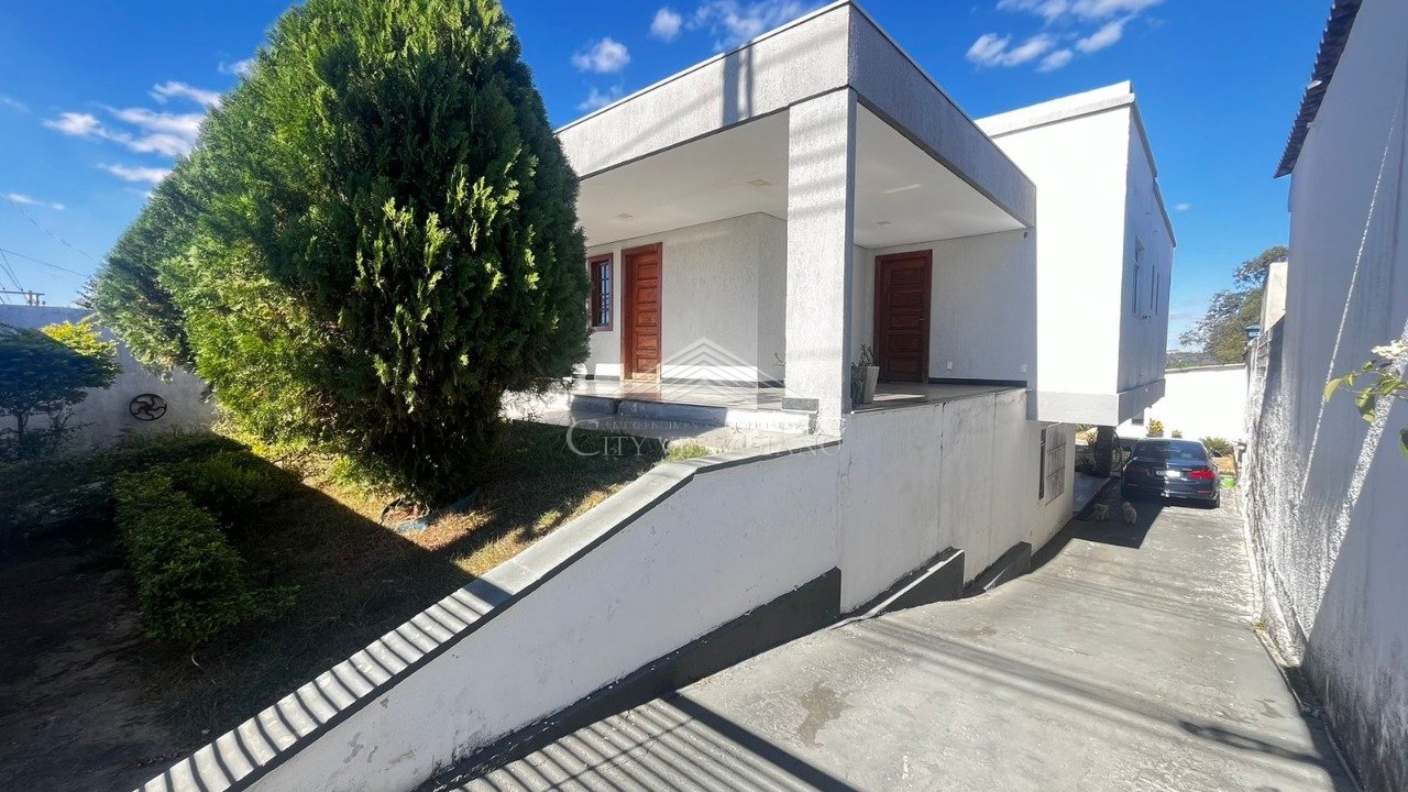 CASA ESTILO MODERNO BAIRRO CELVIA