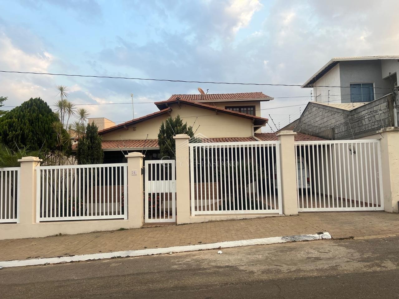 CASA ESTILO COLONIAL BAIRRO JARDIM ITAU